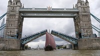 Kapal sepanjang 20 meter ini dibangun dari desain kapal tahun 998 M dan dilengkapi motor elektrik serta joystick, menjadikannya replika Viking tercanggih di dunia. REUTERS/Jaimi Joy  