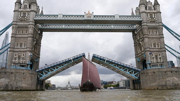 Kapal Viking Kuno Saga Farmann Berlabuh di London Saga Farmann, a replica of an over-1000-year-old Viking longboat is greeted by the public as it sails into St Katherine Docks during the final leg of a European voyage retracing ancient trade routes, in London, Britain, August 27, 2025. REUTERS/Jaimi Joy