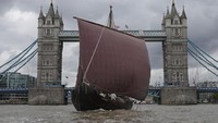 Replika kapal panjang Viking berusia lebih dari 1.000 tahun, Saga Farmann, melintasi Tower Bridge di London menutup pelayaran Eropa menelusuri jalur perdagangan kuno. REUTERS/Jaimi Joy  