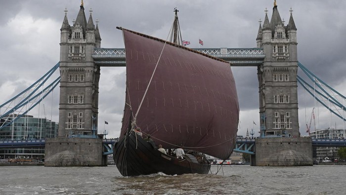 Kapal Viking Kuno Saga Farmann Berlabuh di London Saga Farmann, a replica of an over-1000-year-old Viking longboat is greeted by the public as it sails into St Katherine Docks during the final leg of a European voyage retracing ancient trade routes, in London, Britain, August 27, 2025. REUTERS/Jaimi Joy