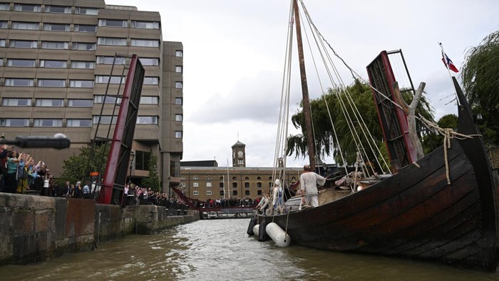 Kapal Viking Kuno Saga Farmann Berlabuh di London Saga Farmann, a replica of an over-1000-year-old Viking longboat is greeted by the public as it sails into St Katherine Docks during the final leg of a European voyage retracing ancient trade routes, in London, Britain, August 27, 2025. REUTERS/Jaimi Joy