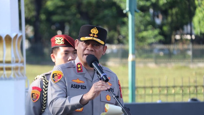 Kapolda Metro Jaya Irjen Asep Edi Suheri memimpin apel pasukan pengamanan demo buruh di DPR, Kamis (28/8/2025).