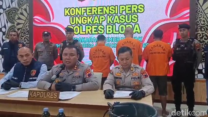 Kapolres Blora AKBP Wawan Andi Susanto saat konferensi pers penetapan 3 tersangka kebakaran sumur minyak Gandu di Mapolres Blora, Kamis (28/8/2025).