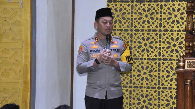 Kapolres Bogor AKBP Wikha Ardilestanto membina para pelajar yang diamankan karena hendak demo di Jakarta. Sebanyak 197 pelajar akan dikembalikan ke orang tua. (dok Istimewa)