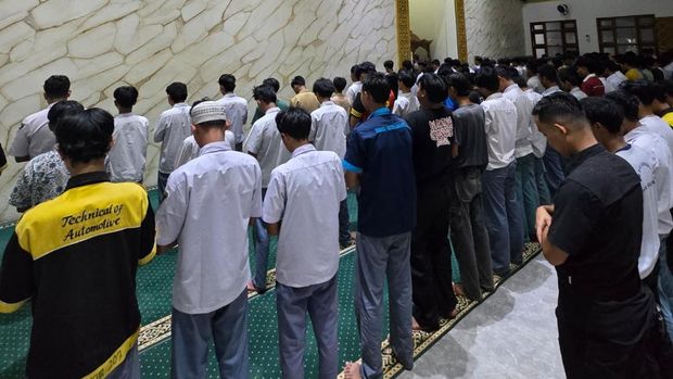 Kapolres Bogor AKBP Wikha Ardilestanto membina para pelajar yang diamankan karena hendak demo di Jakarta. Sebanyak 197 pelajar akan dikembalikan ke orang tua. (dok Istimewa)