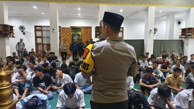 Kapolres Bogor AKBP Wikha Ardilestanto membina para pelajar yang diamankan karena hendak demo di Jakarta. Sebanyak 197 pelajar akan dikembalikan ke orang tua. (dok Istimewa)
