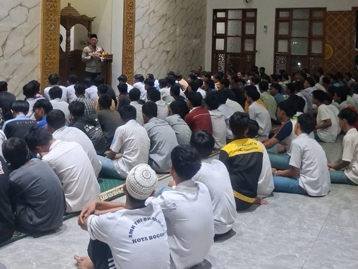 Kapolres Bogor AKBP Wikha Ardilestanto membina para pelajar yang diamankan karena hendak demo di Jakarta. Sebanyak 197 pelajar akan dikembalikan ke orang tua. (dok Istimewa)
