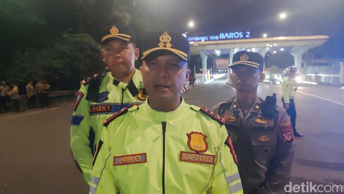 Kapolres Cimahi saat jelaskan penyekatan di Gerbang Tol Baros