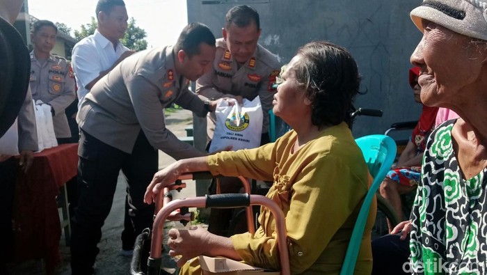 Kapolres Kediri AKBP Bramastyo Priaji saat membagikan bantuan sembako