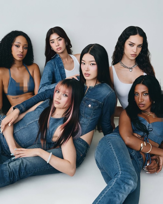 KATSEYE, girl group global besutan HYBE dan Geffen Records viral menyihir jagat maya dengan pesonanya sebagai bintang iklan terbaru produk jeans GAP. Tak sedikit yang membandingkan kesuksesan GAP menyebarkan pesan keberagaman dengan iklan produk jeans American Eagle usai menampilkan Sydney Sweeney, dituding berbau rasis. Foto: dok. Instagram @gap