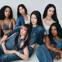 KATSEYE, girl group global besutan HYBE dan Geffen Records viral menyihir jagat maya dengan pesonanya sebagai bintang iklan terbaru produk jeans GAP. Tak sedikit yang membandingkan kesuksesan GAP menyebarkan pesan keberagaman dengan iklan produk jeans American Eagle usai menampilkan Sydney Sweeney, dituding berbau rasis. Foto: dok. Instagram @gap