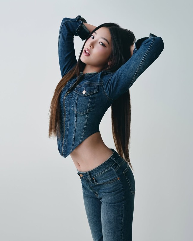 Personel termuda KATSEYE, Yoonchae awalnya menjalani masa trainee sebagai idol KPop dan bermimpi debut di Korea Selatan. Survival show ‘The Debut: Dream Academy’ mengubah hidupnya. Ia sukses menempati peringkat keempat, menjadi satu-satunya personel KATSEYE yang berasal dari Korea Selatan. Foto: dok. Instagram @gap