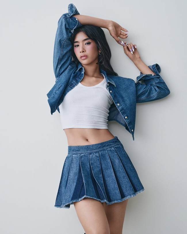 Keenam personel KATSEYE terpilih lewat survival show ‘The Debut: Dream Academy’ dan resmi debut pada tahun 2024. Ada Sophia, personel asal Filipina yang sukses menempati peringkat pertama, kini memegang posisi leader. Ia merupakan anak dari aktris dan penyanyi teater Filipina, Carla Guevara-Laforteza. Foto: dok. Instagram @gap