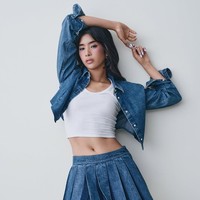 Keenam personel KATSEYE terpilih lewat survival show ‘The Debut: Dream Academy’ dan resmi debut pada tahun 2024. Ada Sophia, personel asal Filipina yang sukses menempati peringkat pertama, kini memegang posisi leader. Ia merupakan anak dari aktris dan penyanyi teater Filipina, Carla Guevara-Laforteza. Foto: dok. Instagram @gap