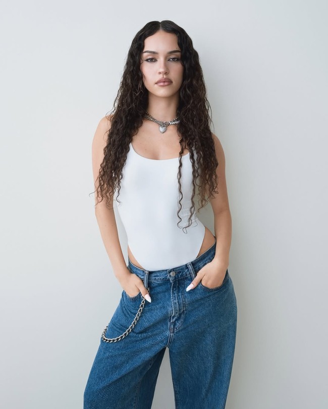 Daniela memancarkan pesona yang memikat sebagai wanita beretnis Latin dan Kuba. Sejak kecil, personel KATSEYE ini sudah eksis jadi kontestan Americas Got Talent, So You Think You Can Dance, dan Super Kids Europe. Lewat lagu Gabriela, sang main dancer bisa menyanyikan lirik dalam bahasa Spanyol. Foto: dok. Instagram @gap