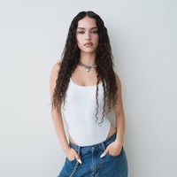 Daniela memancarkan pesona yang memikat sebagai wanita beretnis Latin dan Kuba. Sejak kecil, personel KATSEYE ini sudah eksis jadi kontestan Americas Got Talent, So You Think You Can Dance, dan Super Kids Europe. Lewat lagu Gabriela, sang main dancer bisa menyanyikan lirik dalam bahasa Spanyol. Foto: dok. Instagram @gap
