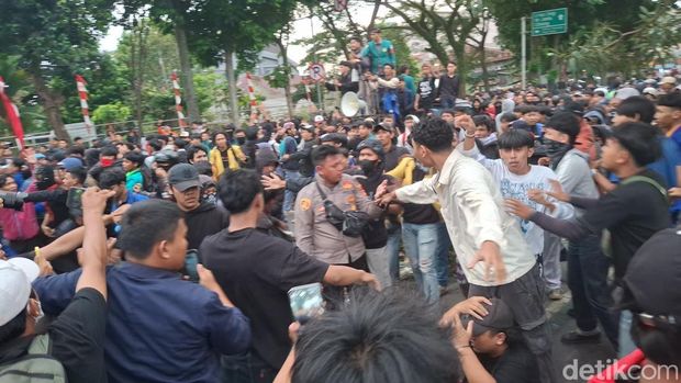 Kelompok mahasiswa demo di dekat Istana Bogor. Massa sempat memanas dan terlibat dorong-dorongan dengan polisi, Kamis (28/8/2025).