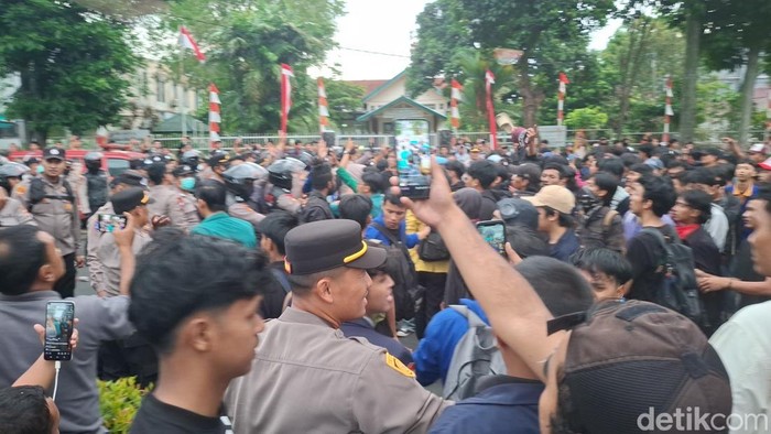 Kelompok mahasiswa demo di dekat Istana Bogor. Massa sempat memanas dan terlibat dorong-dorongan dengan polisi, Kamis (28/8/2025).