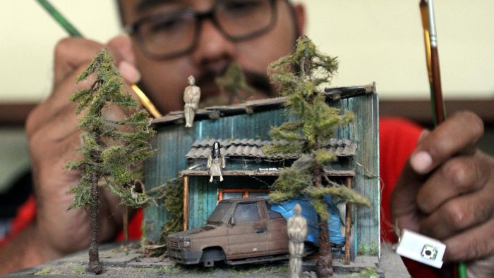 Kerajinan miniatur mobil klasik tembus pasar ekspor Perajin mencetak bagian miniatur mobil klasik melalui printer tiga dimensi di Studio Amescale, Malang, Jawa Timur, Kamis (28/8/2025). Dalam sebulan pelaku usaha sektor ekonomi kreatif tersebut mampu memproduksi 200 unit miniatur mobil berbahan resin yang kemudian diekspor sebagai suvenir maupun benda koleksi ke pasar internasional antara lain ke Amerika Serikat, Jerman dan Brunei Darusalam dengan harga Rp300 ribu hingga Rp400 ribu per unit menurut jenisnya. ANTARA FOTO/Ari Bowo Sucipto/foc.