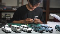 Dalam sebulan pelaku usaha sektor ekonomi kreatif tersebut mampu memproduksi 200 unit miniatur mobil berbahan resin yang kemudian diekspor sebagai suvenir maupun benda koleksi ke pasar internasional antara lain ke Amerika Serikat, Jerman dan Brunei Darusalam dengan harga Rp300 ribu hingga Rp400 ribu per unit menurut jenisnya. ANTARA FOTO/Ari Bowo Sucipto
