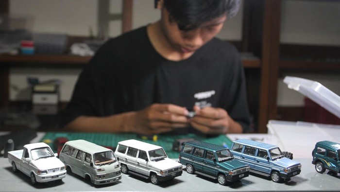 Kerajinan miniatur mobil klasik tembus pasar ekspor Perajin mencetak bagian miniatur mobil klasik melalui printer tiga dimensi di Studio Amescale, Malang, Jawa Timur, Kamis (28/8/2025). Dalam sebulan pelaku usaha sektor ekonomi kreatif tersebut mampu memproduksi 200 unit miniatur mobil berbahan resin yang kemudian diekspor sebagai suvenir maupun benda koleksi ke pasar internasional antara lain ke Amerika Serikat, Jerman dan Brunei Darusalam dengan harga Rp300 ribu hingga Rp400 ribu per unit menurut jenisnya. ANTARA FOTO/Ari Bowo Sucipto/foc.