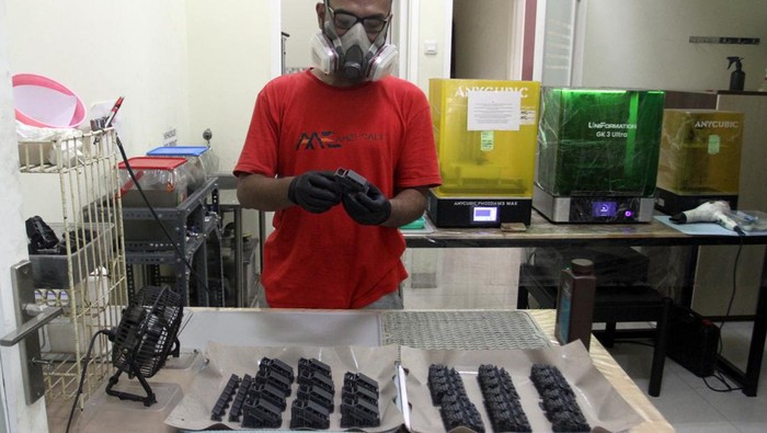 Kerajinan miniatur mobil klasik tembus pasar ekspor Perajin mencetak bagian miniatur mobil klasik melalui printer tiga dimensi di Studio Amescale, Malang, Jawa Timur, Kamis (28/8/2025). Dalam sebulan pelaku usaha sektor ekonomi kreatif tersebut mampu memproduksi 200 unit miniatur mobil berbahan resin yang kemudian diekspor sebagai suvenir maupun benda koleksi ke pasar internasional antara lain ke Amerika Serikat, Jerman dan Brunei Darusalam dengan harga Rp300 ribu hingga Rp400 ribu per unit menurut jenisnya. ANTARA FOTO/Ari Bowo Sucipto/foc.