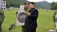 Kim Jong Un menyaksikan simulasi tempur pasukan penembak jitu khusus Korea Utara di lokasi pelatihan. Foto: KCNA via Reuters