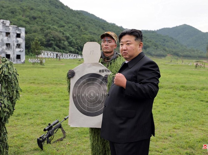 North Korean leader Kim Jong Un stands next to snipers during a visit to a special operation training base at an undisclosed location in this undated picture released by North Koreas official Korean Central News Agency August 28, 2025.     KCNA via REUTERS    ATTENTION EDITORS - THIS IMAGE WAS PROVIDED BY A THIRD PARTY. REUTERS IS UNABLE TO INDEPENDENTLY VERIFY THIS IMAGE. NO THIRD PARTY SALES. SOUTH KOREA OUT. NO COMMERCIAL OR EDITORIAL SALES IN SOUTH KOREA.     TPX IMAGES OF THE DAY