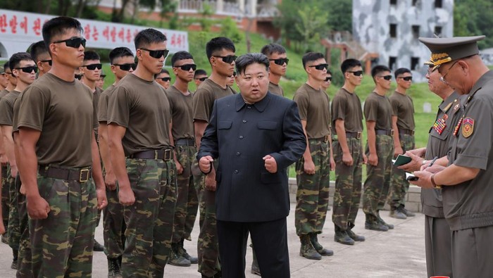Kim Jong Un Pantau Latihan Militer Pasukan Operasi Khusus North Korean leader Kim Jong Un stands next to snipers during a visit to a special operation training base at an undisclosed location in this undated picture released by North Korea's official Korean Central News Agency August 28, 2025. KCNA via REUTERS ATTENTION EDITORS - THIS IMAGE WAS PROVIDED BY A THIRD PARTY. REUTERS IS UNABLE TO INDEPENDENTLY VERIFY THIS IMAGE. NO THIRD PARTY SALES. SOUTH KOREA OUT. NO COMMERCIAL OR EDITORIAL SALES IN SOUTH KOREA. TPX IMAGES OF THE DAY