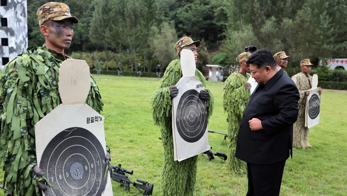 Kim Jong Un Pantau Latihan Militer Pasukan Operasi Khusus North Korean leader Kim Jong Un stands next to snipers during a visit to a special operation training base at an undisclosed location in this undated picture released by North Korea's official Korean Central News Agency August 28, 2025. KCNA via REUTERS ATTENTION EDITORS - THIS IMAGE WAS PROVIDED BY A THIRD PARTY. REUTERS IS UNABLE TO INDEPENDENTLY VERIFY THIS IMAGE. NO THIRD PARTY SALES. SOUTH KOREA OUT. NO COMMERCIAL OR EDITORIAL SALES IN SOUTH KOREA. TPX IMAGES OF THE DAY