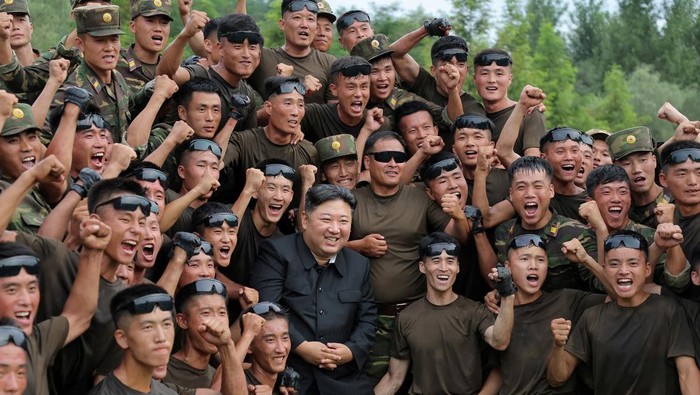 Kim Jong Un Pantau Latihan Militer Pasukan Operasi Khusus North Korean leader Kim Jong Un stands next to snipers during a visit to a special operation training base at an undisclosed location in this undated picture released by North Korea's official Korean Central News Agency August 28, 2025. KCNA via REUTERS ATTENTION EDITORS - THIS IMAGE WAS PROVIDED BY A THIRD PARTY. REUTERS IS UNABLE TO INDEPENDENTLY VERIFY THIS IMAGE. NO THIRD PARTY SALES. SOUTH KOREA OUT. NO COMMERCIAL OR EDITORIAL SALES IN SOUTH KOREA. TPX IMAGES OF THE DAY
