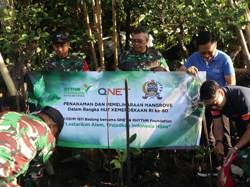 Kodim Badung menanam ribuan batang pohon bakau di pesisir Bali