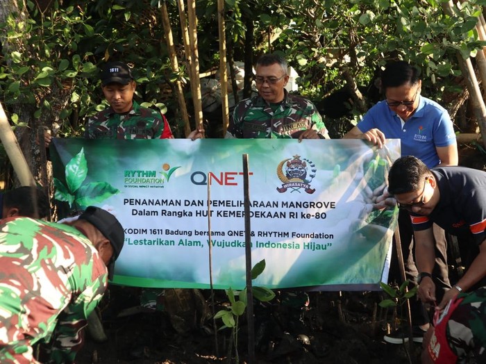 Kodim Badung menanam ribuan batang pohon bakau di pesisir Bali