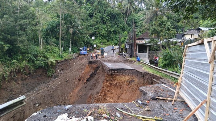 Kondisi jebolnya jalur utama Bangli-Karangasem pada hari ini, Kamis (29/8/2025). (Ketut Suastika/Dinas Perhubungan Bangli)