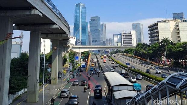 Kondisi lalin Jalan Gatot Subroto, menjelang perempatan Kuningan, Jakarta Selatan, pukul 09.34 WIB, Kamis (28/8/2025).