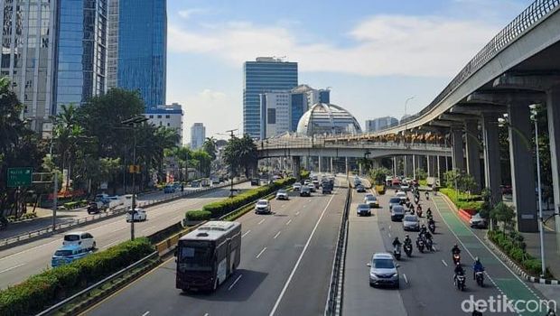 Kondisi lalin Jalan Gatot Subroto, menjelang perempatan Kuningan, Jakarta Selatan, pukul 09.34 WIB, Kamis (28/8/2025).