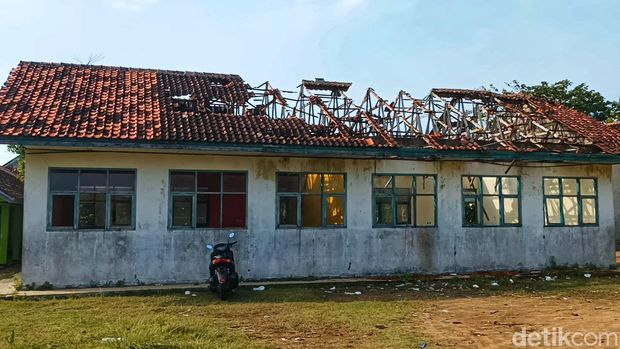 Kondisi ruang kelas SDN Cipaku yang ambruk. Rangka atap lapuk dan genteng hilang, membuat bangunan tak bisa digunakan untuk kegiatan belajar-mengajar.