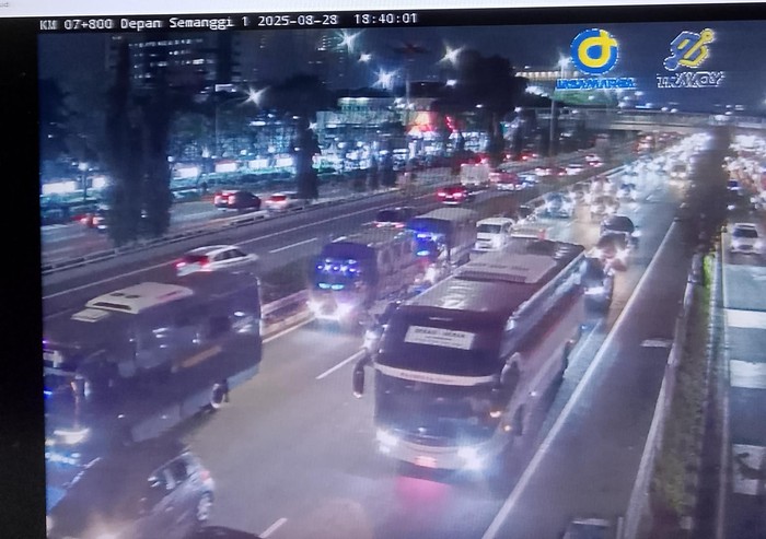 Kondisi Tol Dalam Kota malam ini. Terlihat lalin GT Semanggi 1 arah Kuningan dan sebaliknya ramai lancar (dok TMC Polda Metro)