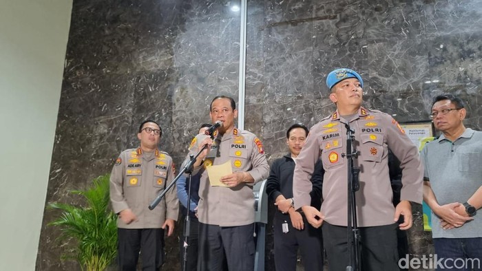 Konferensi pers Kapolda Metro Jaya soal insiden pengemudi ojek online (ojol) yang ditabrak kendaraan taktis (rantis). (Taufiq/detikcom).
