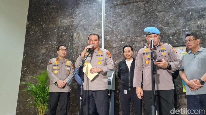 Konferensi pers Kapolda Metro Jaya soal insiden pengemudi ojek online (ojol) yang ditabrak kendaraan taktis (rantis). (Taufiq/detikcom).