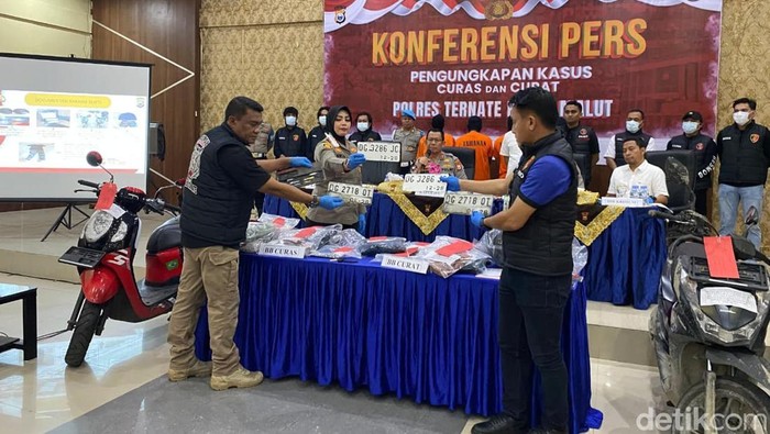 Konferensi pers terkait pengungkapan kasus curas dan curat di Mapolres Ternate.