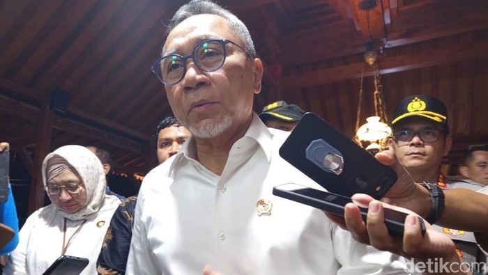 Kopdes Merah Putih Menko Pangan Zulhas saat berada di Koperasi Desa Merah Putih di Desa Candirejo, Kecamatan Borobudur, Kabupaten Magelang, Kamis (28/8/2025) malam.