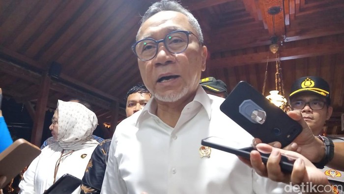 Menko Pangan Zulhas saat berada di Koperasi Desa Merah Putih di Desa Candirejo, Kecamatan Borobudur, Kabupaten Magelang, Kamis (28/8/2025) malam.