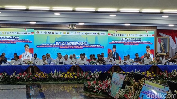Menteri Koperasi Budi Arie, Menko Pangan Zulkifli Hasan, dan Gubernur Jateng Ahmad Luthfi dalam rapat di Gedung Gradhika Bhakti Praja, Semarang, Kamis (28/8/2025).