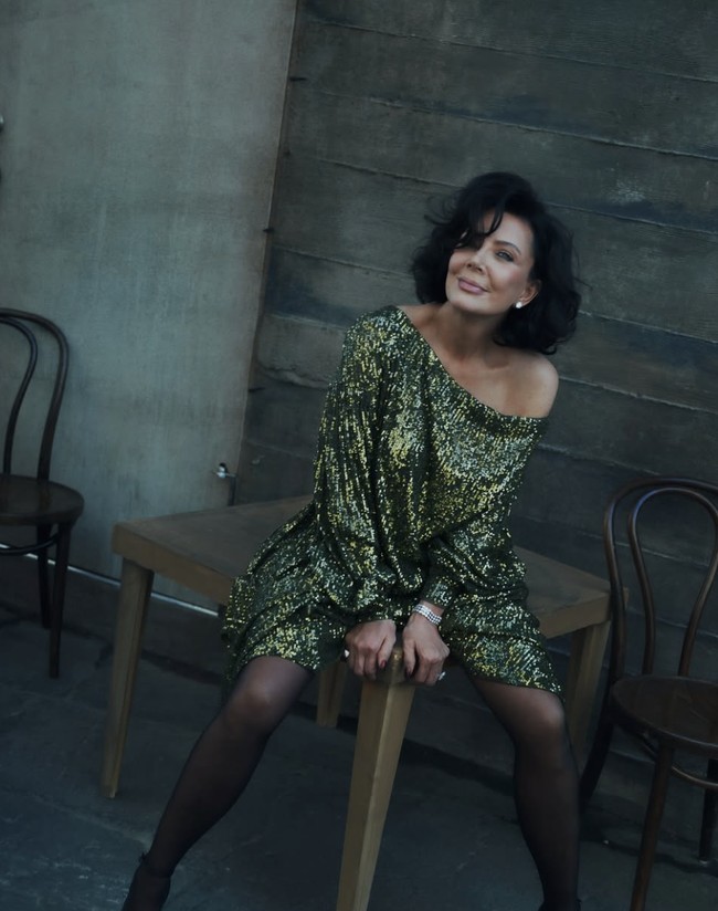 Wanita yang dijuluki ‘momager’ karena menjadi manager untuk kelima anak perempuannya itu, buka-bukaan soal wajahnya yang berubah akhir-akhir ini. Perubahan mengejutkan tersebut adalah hasil dari operasi plastik.  Foto: dok. Vogue Arabia