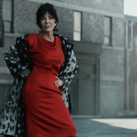 Kris mengungkap bahwa baginya, operasi plastik merupakan bentuk pribadi dalam merayakan proses penuaan. Bagi saya, inilah yang disebut menua dengan anggun. Ini versi saya, tegasnya kepada Vogue Arabia. Foto: dok. Vogue Arabia