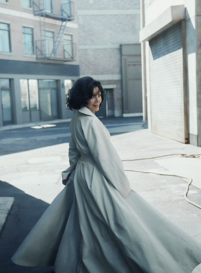 Saya menjalani facelift sekitar 15 tahun lalu, jadi sekarang memang waktunya untuk pengulangan. Saya ingin menjadi versi terbaik dari diri saya, dan hal itu membuat saya bahagia, jelas Kris.  Foto: dok. Vogue Arabia