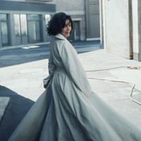 Saya menjalani facelift sekitar 15 tahun lalu, jadi sekarang memang waktunya untuk pengulangan. Saya ingin menjadi versi terbaik dari diri saya, dan hal itu membuat saya bahagia, jelas Kris.  Foto: dok. Vogue Arabia