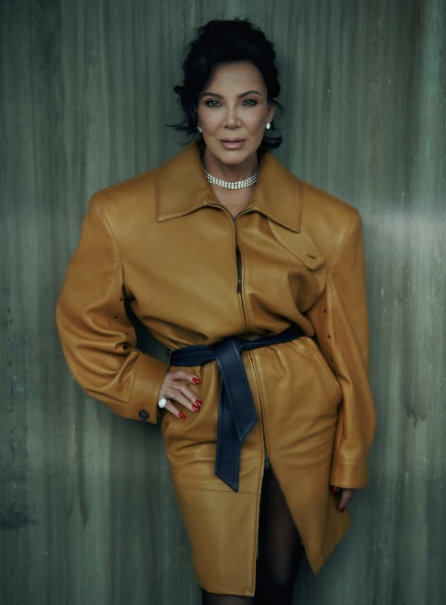 Penampilan Kris Jenner belakangan ini menuai perhatian publik karena tampak lebih fresh dan muda. Pesona anggun dengan wajah yang tampak 20 tahun lebih muda pun terlihat di pemotretan untuk sampul majalah Vogue Arabia edisi September.  Foto: dok. Vogue Arabia