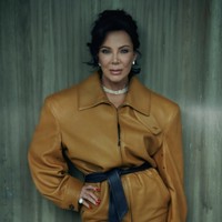Penampilan Kris Jenner belakangan ini menuai perhatian publik karena tampak lebih fresh dan muda. Pesona anggun dengan wajah yang tampak 20 tahun lebih muda pun terlihat di pemotretan untuk sampul majalah Vogue Arabia edisi September.  Foto: dok. Vogue Arabia